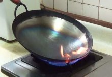 铁锅开锅是蓝色的正常吗